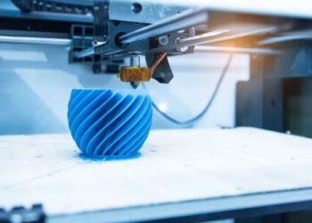 3d printer printing a blue pot