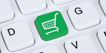 eCommerce symbol in green on a keyboard symbolising to start an eCommerce store
