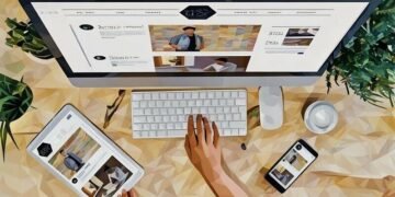 Blogger using her apple computer to write and publish a new blog post