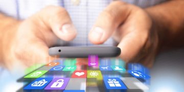 Entrepreneur using the best applications for productivity on his smart phone