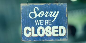 A sign on a shops windows showing its closed