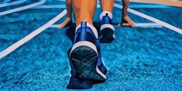 The back foot of a man knelt down about to start a race, showing how elite performers can prepare